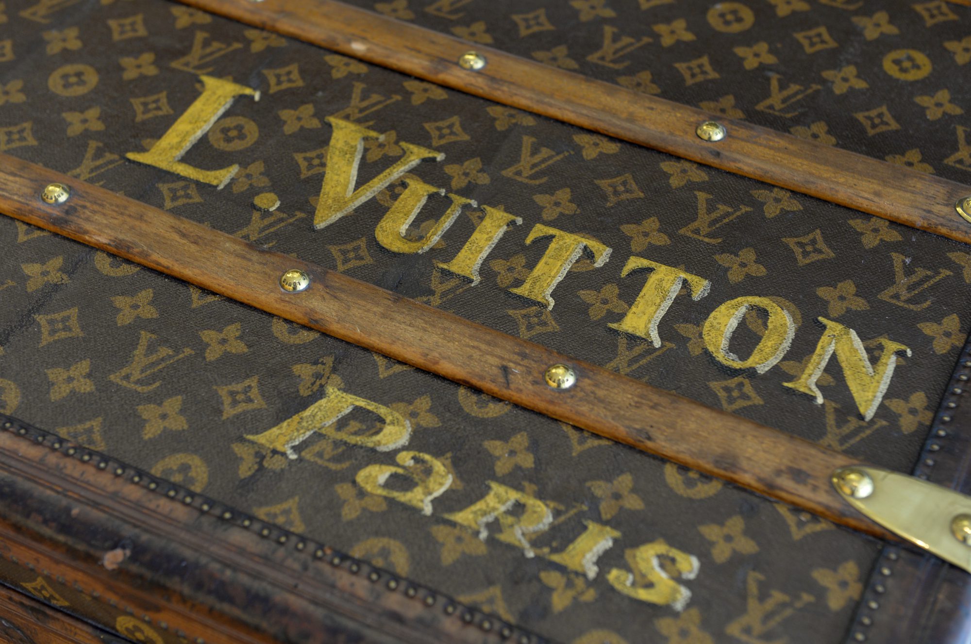 Louis Vuitton – cu istoria în geamantan