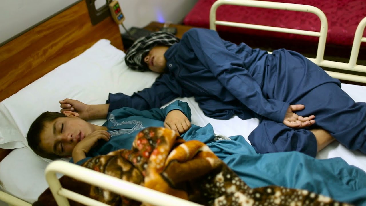 Cazul ŞOCANT al ,,băieţilor solari”. Ziua sunt copii normali, dar când apune soarele încremenesc