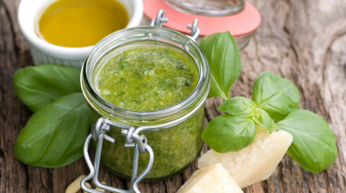 Italia in bucatarie: sos pesto facut in casa!