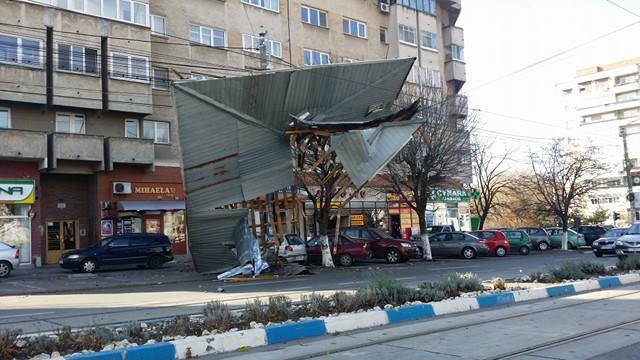 (Audio) Pagube materiale produse de vantul puternic la Craiova