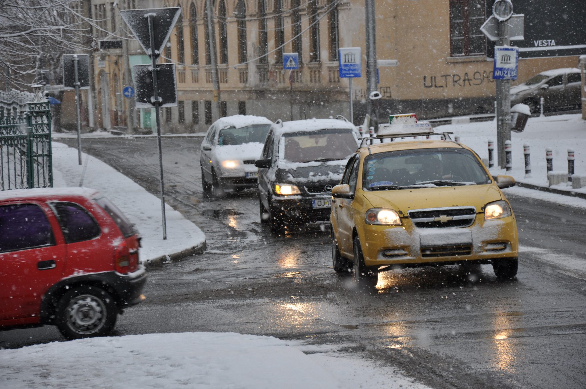 Cum se circulă în Craiova după prima ninsoare