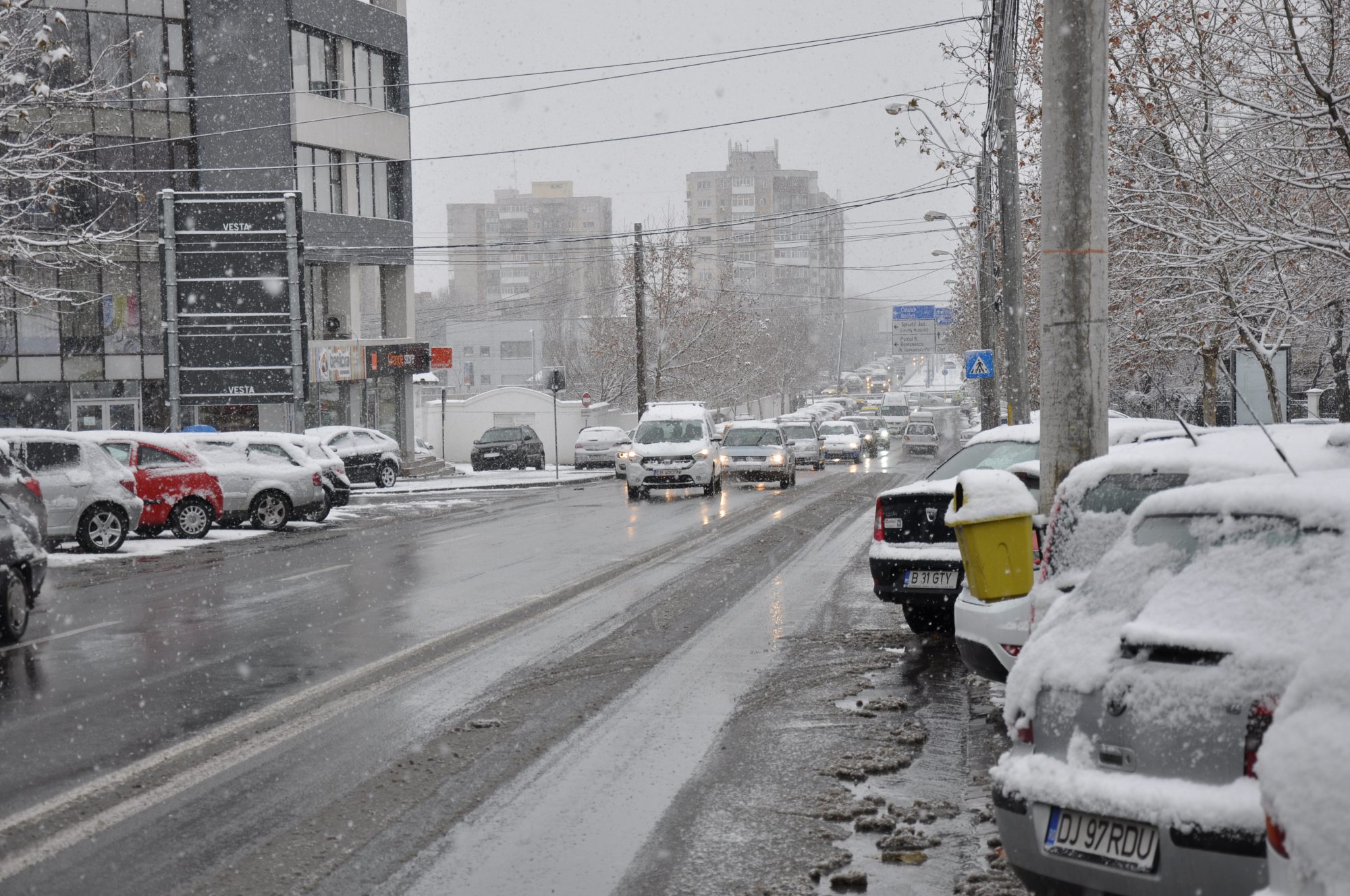 15 utilaje acționează pe străzile Craiovei pentru combaterea poleiului