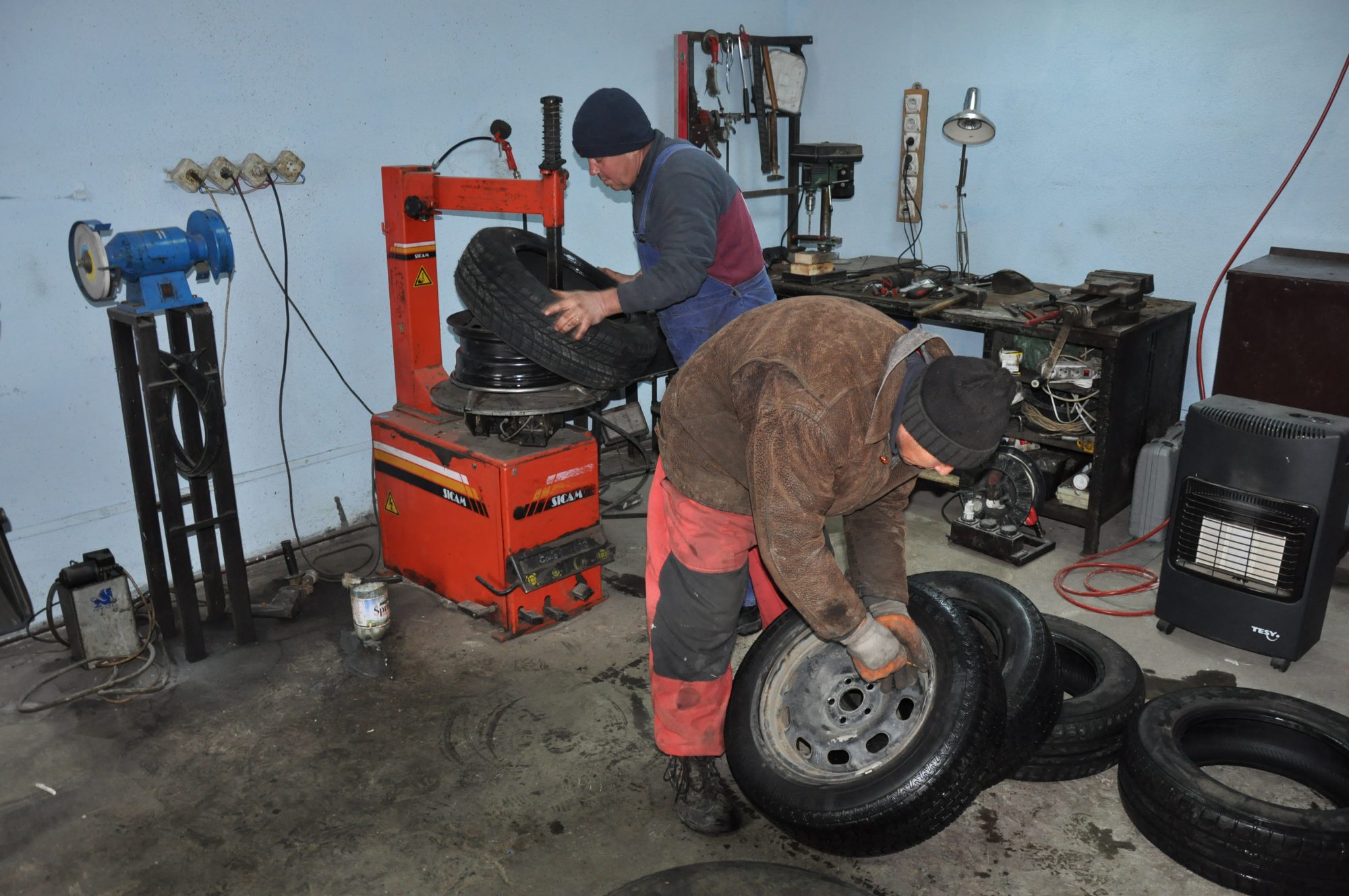 (audio+foto) Sfaturi pentru cei care își schimba anvelopele în această perioadă