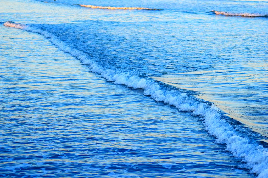 Poveştile clipei: „Marea îşi numără-n gând singurătăţile”