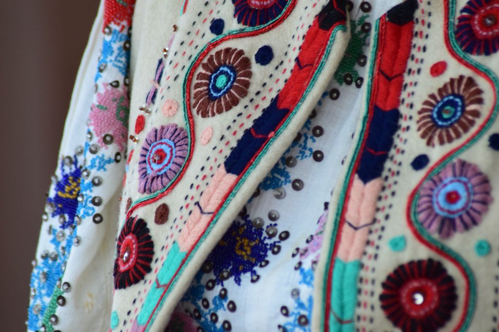 Poveştile clipei: „Haina pe care am cusut flori dalbe și suspine de mamă”