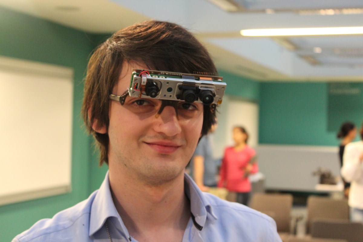 La 23 de ani a intalnit cei mai puternici oameni ai lumii si a creat ochelarii ce le redau orbilor vederea