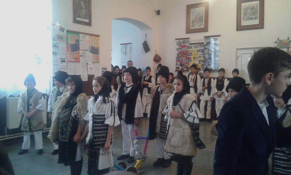 Spectacol folcloric la Novaci