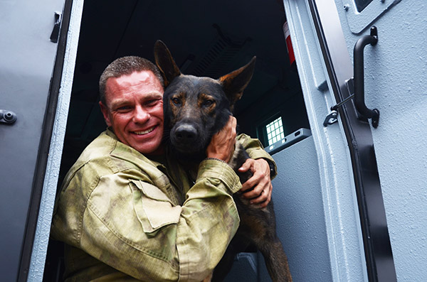 Arrow, primul câine care a zburat cu paraşuta