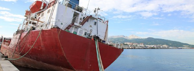 Marinari români abandonați în porturi