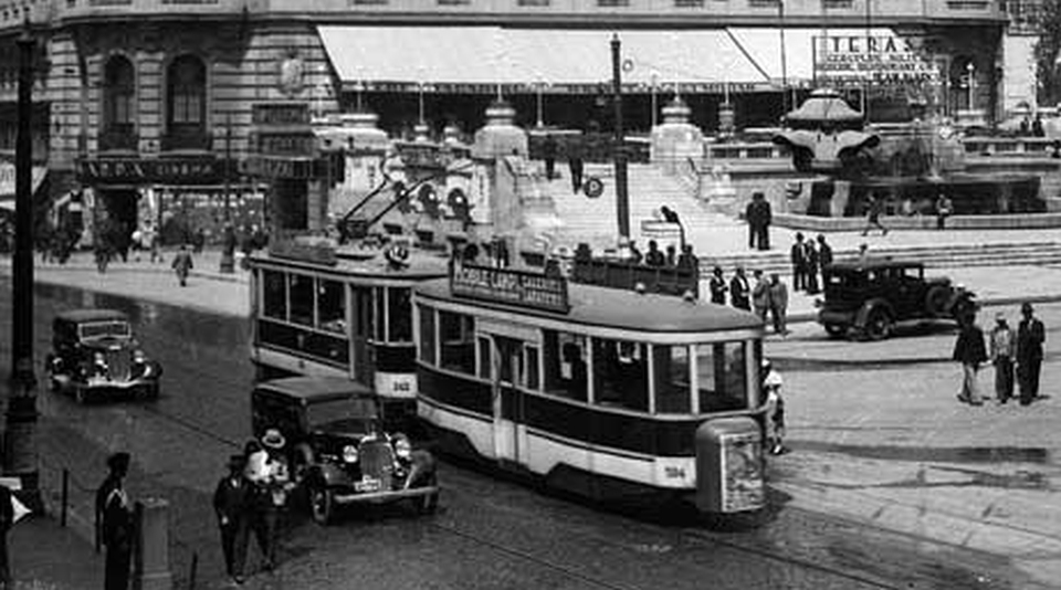 Panica creată de introducerea primului tramvai electric în Bucureşti. Avea culoarea verde. Circulă şi astăzi tot pe acelaşi traseu
