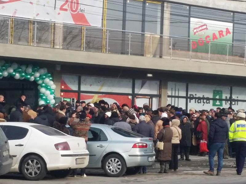 Oamenii s-au calcat in picioare la deschiderea unei piete noi, in Craiova. Miza: vouchere de 20 lei