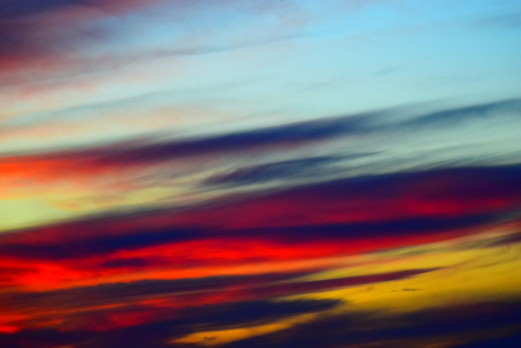 Poveștile clipei: „Ca zorii pictați pe umbre de cer”