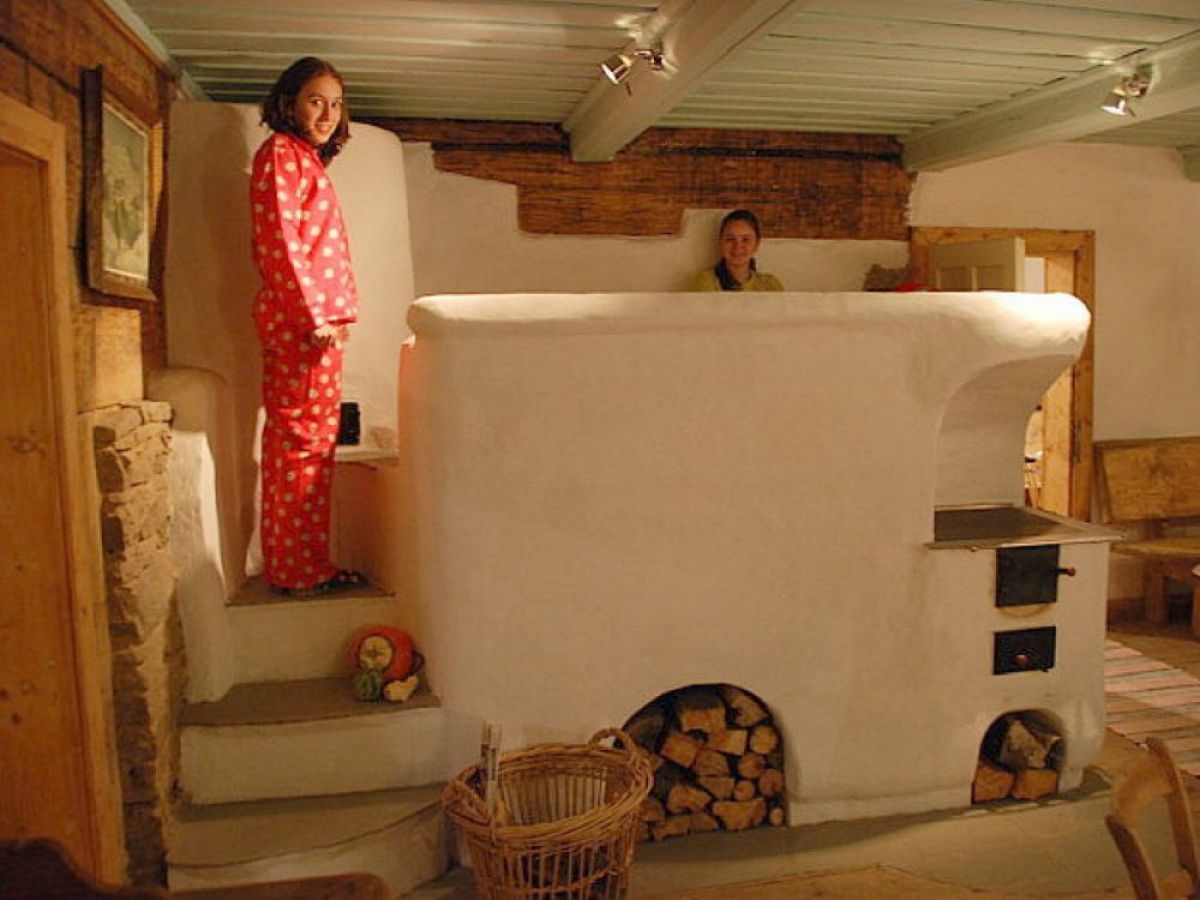 Patul de pe sobă – ingenioasa metodă folosită de ţărani acum un secol pentru a face faţă gerului