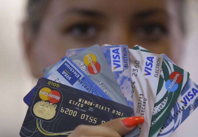 Romanii nu stiu sa faca diferenta intre cardul de credit si cel de debit