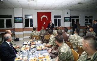 Militarii turci cer azil