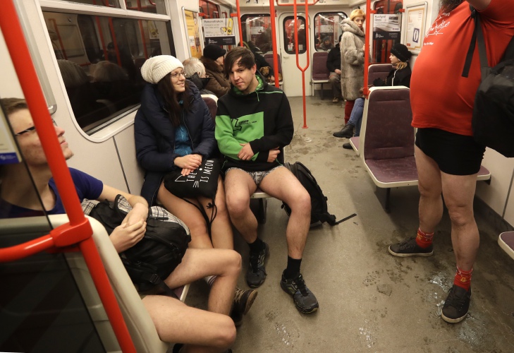 New York: oamenii au calatorit fara pantaloni cu metroul, de ziua „No Pants Subway Ride”