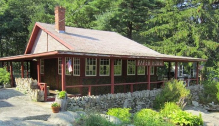 Casă construită numai din ziare