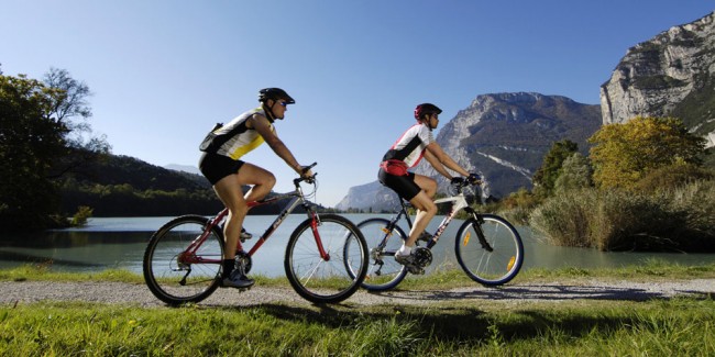 Mergi cu bicicleta? De ieri au intrat in vigoare reguli noi pentru ciclisti