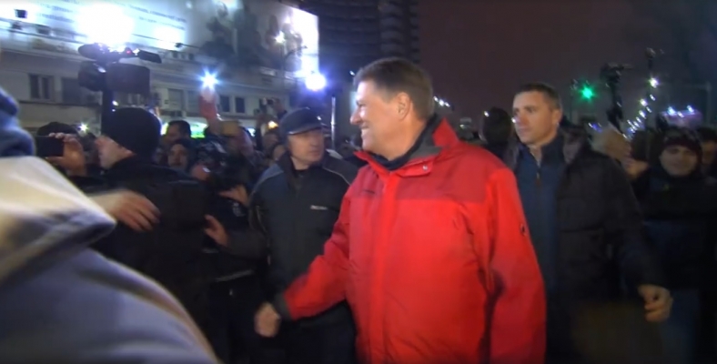 Klaus Iohannis printre demonstranți (audio)