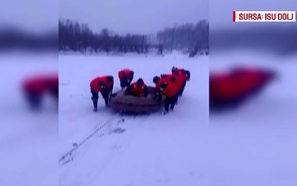 Doi pescari din Dolj au incercat sa traverseze pe jos Dunarea inghetata