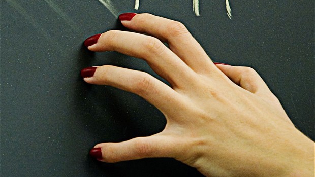 De ce sunetul unghiei pe tabla de scris este neplăcut?