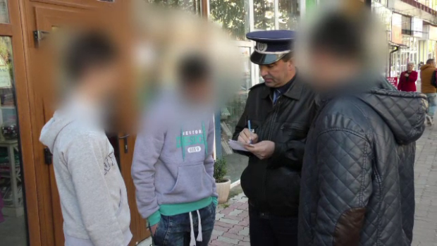 Sase elevi minori prinsi de politisti cand consumau alcool si fumau intr-o casa parasita, in timpul orelor