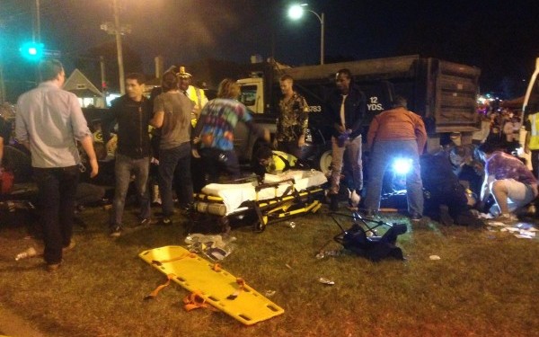 Un camion a intrat in multime la o parada din New Orleans