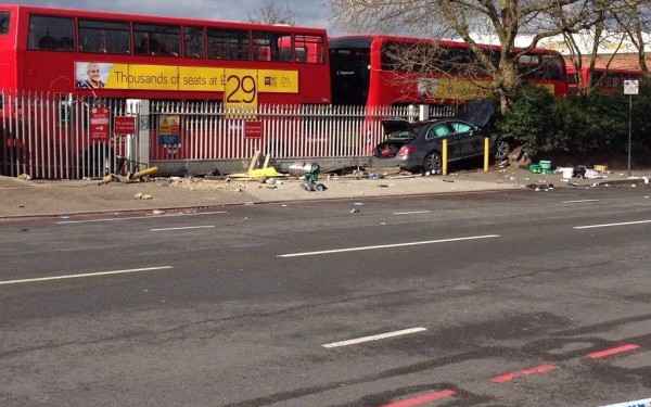 O masina a intrat in multime si in Londra, ranind cel putin 5 persoane