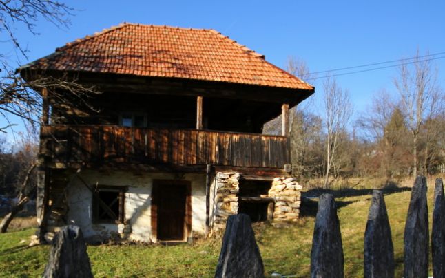 Românii care vor să cumpere un sat întreg pentru a-l salva de la dispariţie. Ce poveste fascinantă ascunde locul părăsit, cu biserică şi drum de marmură