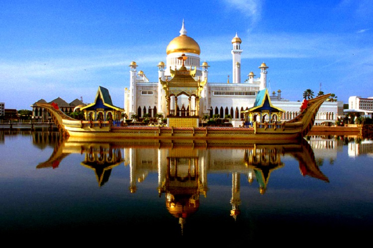 Trăieşte într-un palat cu 1.788 de camere şi are 7.000 de maşini