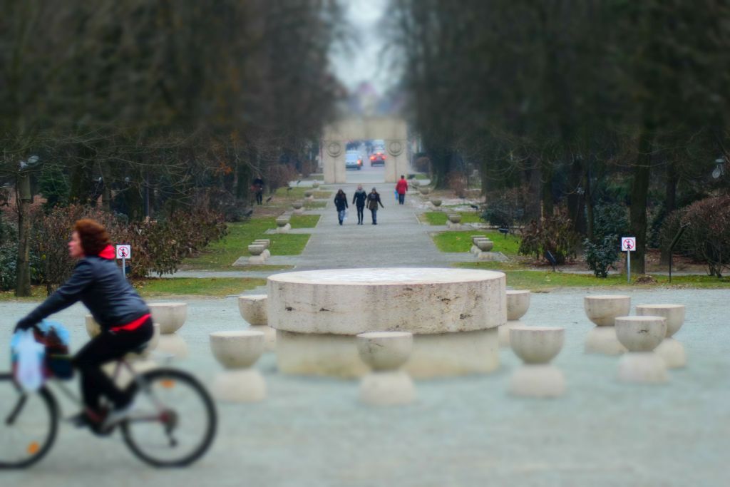 Poveștile clipei: „Adevărul a cioplit tăceri neatinse și săruturi nestinse”