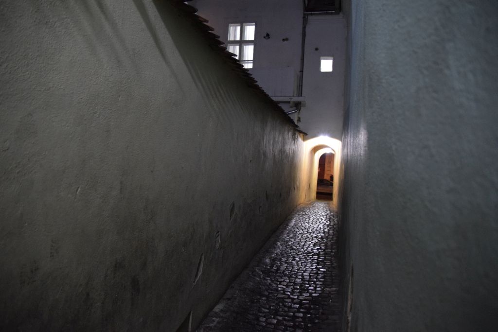 Poveștile clipei: „Pereții de care destinul își reazemă iluziile neîmpărtășite”