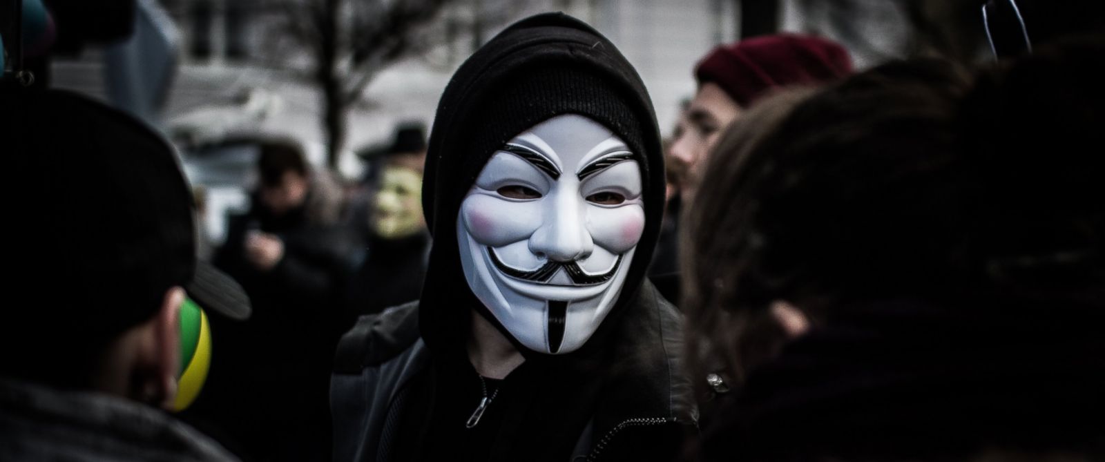 Imaginea postata de Anonymous pe net despre protestele din Romania: „Imaginati-va daca ar fi peste tot ca aici!”