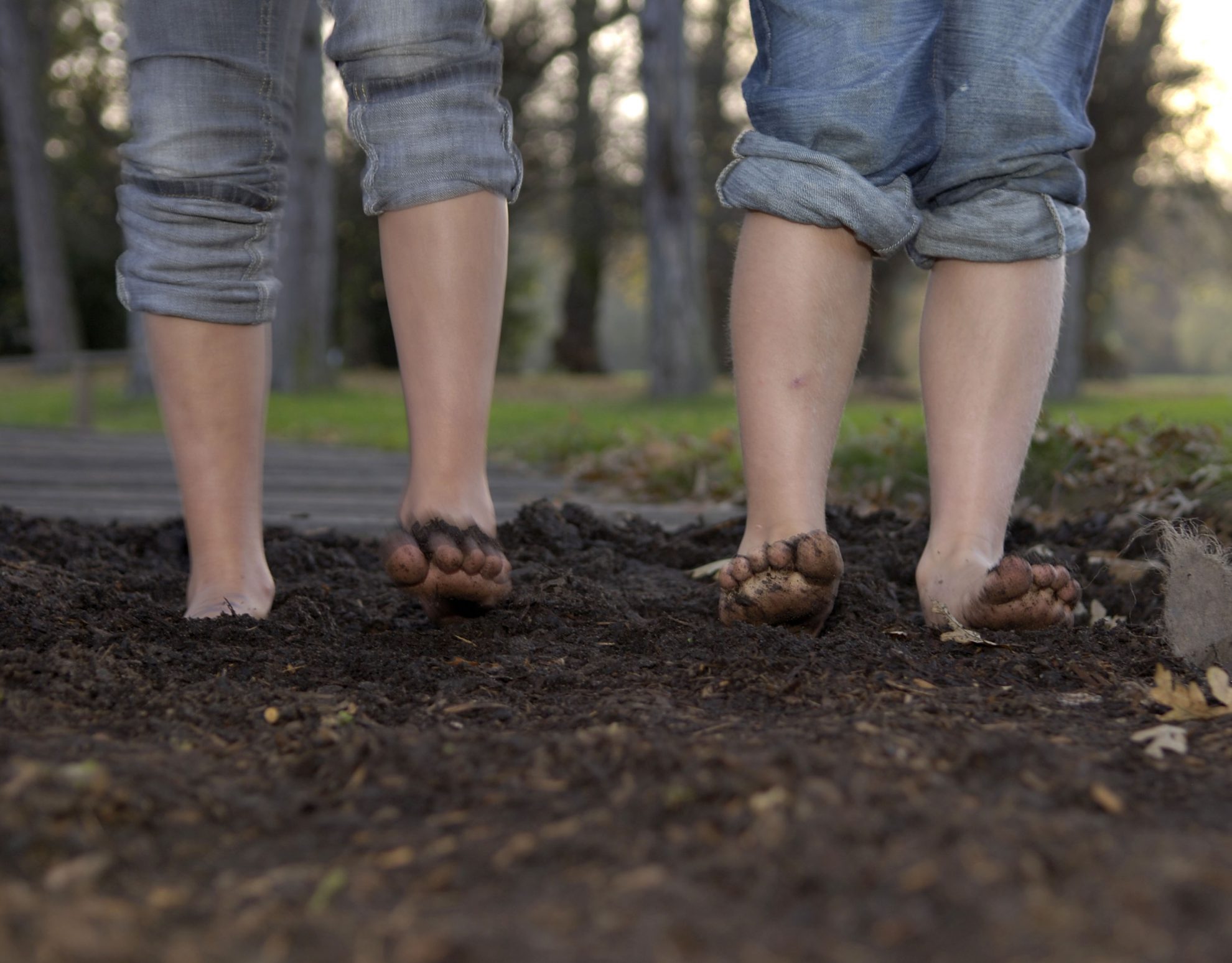 Mersul în picioarele goale, remediul pentru o afecţiune des întâlnită