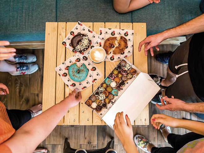 Românii care au reinventat desertul tradiţional american câştigă peste 2 milioane de euro din asta