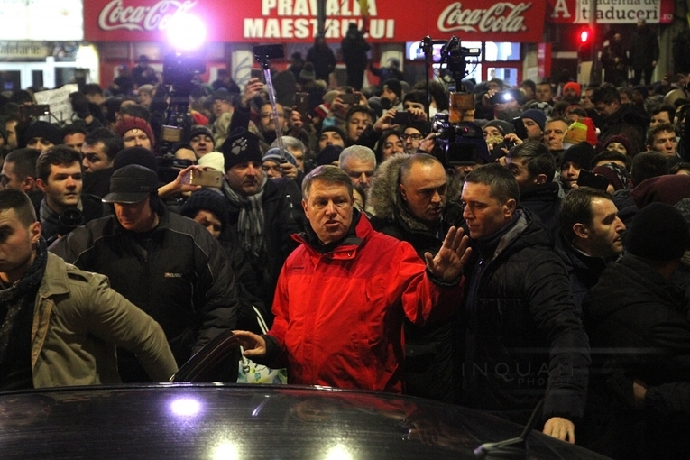 Iohannis a mers in mijlocul protestatarilor de la Cotroceni