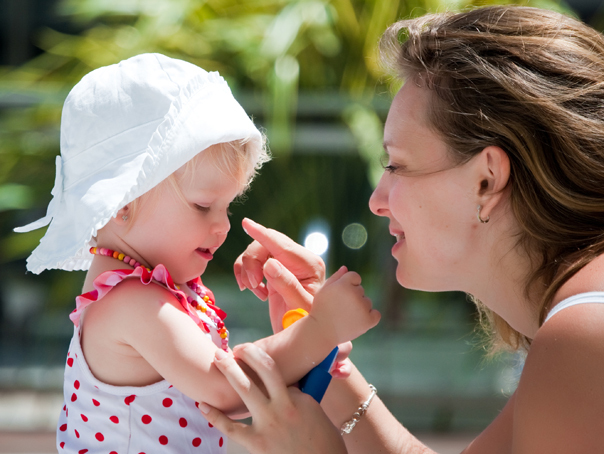 ANCHETĂ la Tulcea, după ce o femeie şi-a SCĂPAT copilul de 9 luni pe geam de la etajul doi