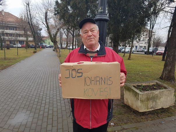 Un bărbat protestează în faţa Prefecturii Alba, cerând demisia lui Klaus Iohannis şi a şefei DNA