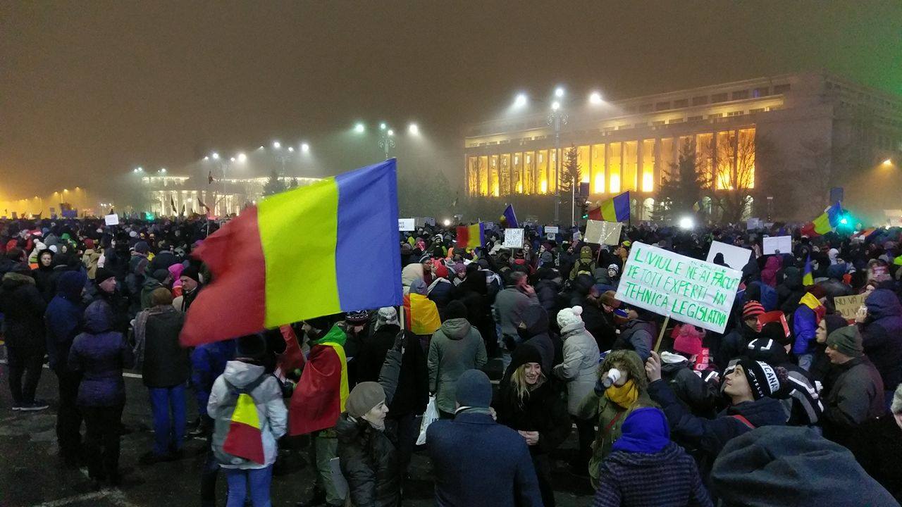 Continuă protestele în Piaţa Victoriei și la Palatul Cotroceni
