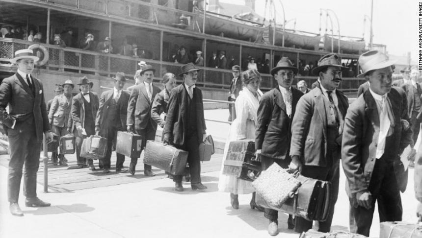100 de ani de la prima interzicere a imigranţilor în SUA. Ne întoarcem în trecut?
