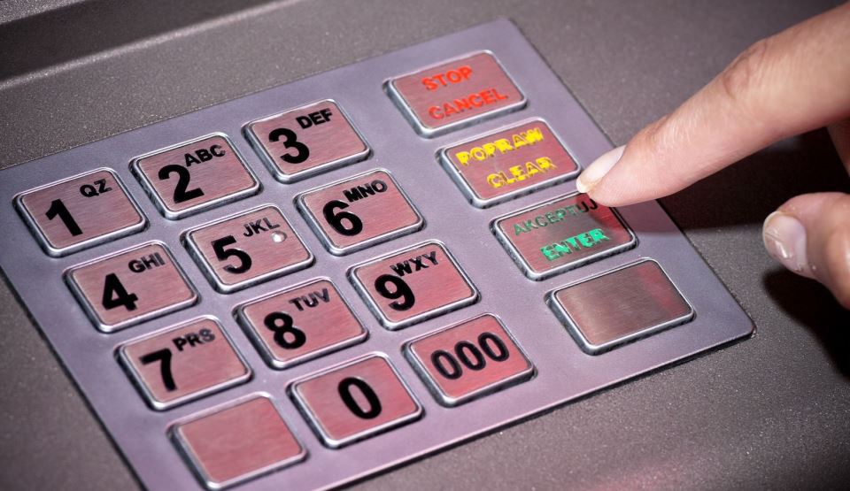 Hoţii folosesc camere de dimensiunea unui vârf de ac pentru a înregistra codul pin