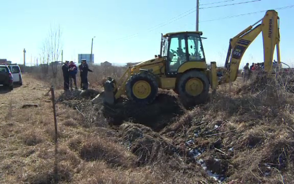 Tanar de 18 ani, prins sub un maldar de pamant, in timp ce sapa o groapa in Buzau