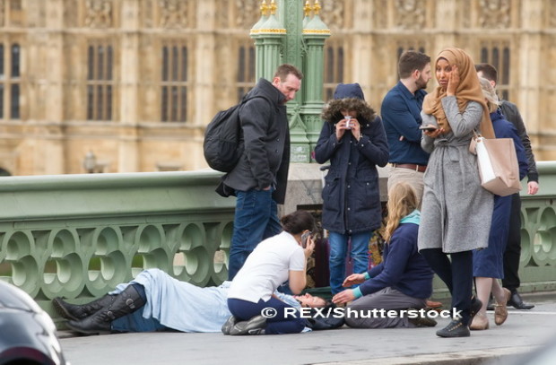Prima reactie a femeii acuzata ca a trecut indiferenta pe langa victimele atacului din Londra