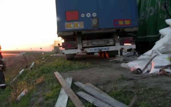 Un TIR cu azotat de amoniu s-a rasturnat la marginea Craiovei