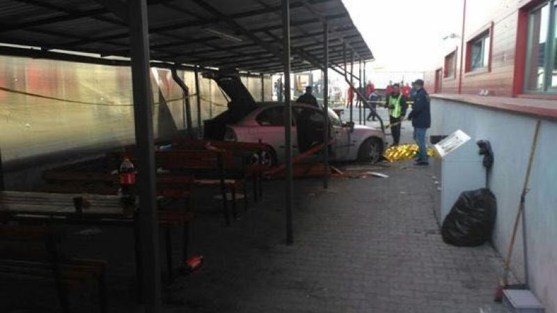 Un mort și cinci răniți – un șofer a intrat cu maşina într-un grup de oameni de la o fabrică