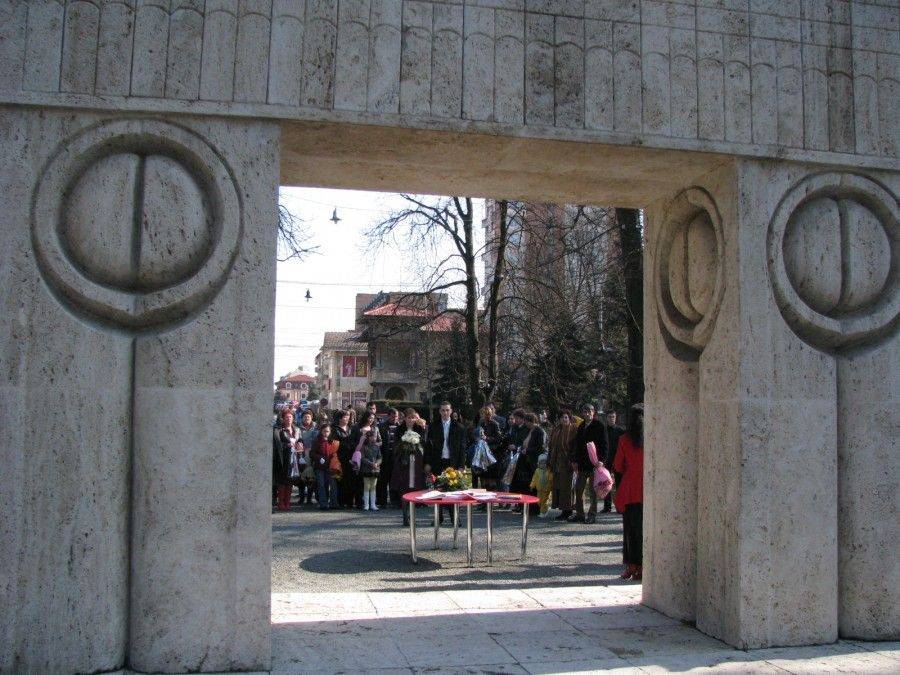 Fără căsătorii la Poarta Sărutului!