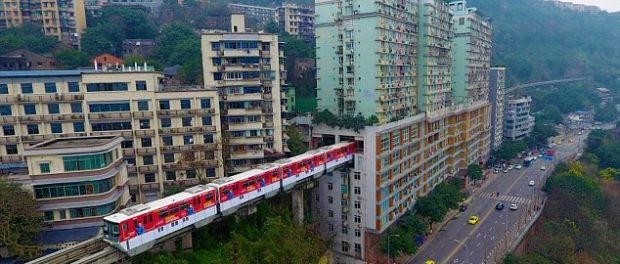 Posibil doar în China: un bloc de 19 etaje dintr-un mare oraș este străbătut de către… o linie de tren!