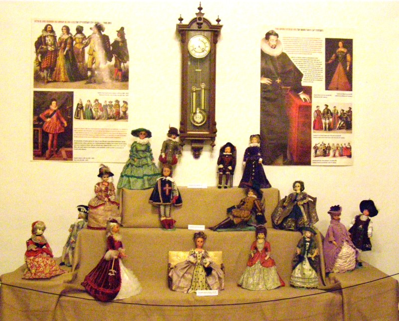 (Audio) „Moda franceză în miniatură”, de 1 Martie la Muzeul Portilor de Fier