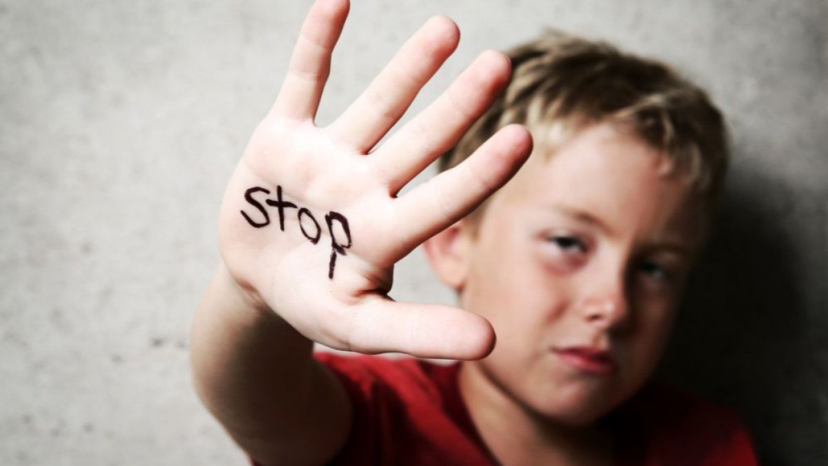 Premierul Grindeanu vrea legi mai eficiente de combatere a violenţei la care sunt supuşi copiii din România