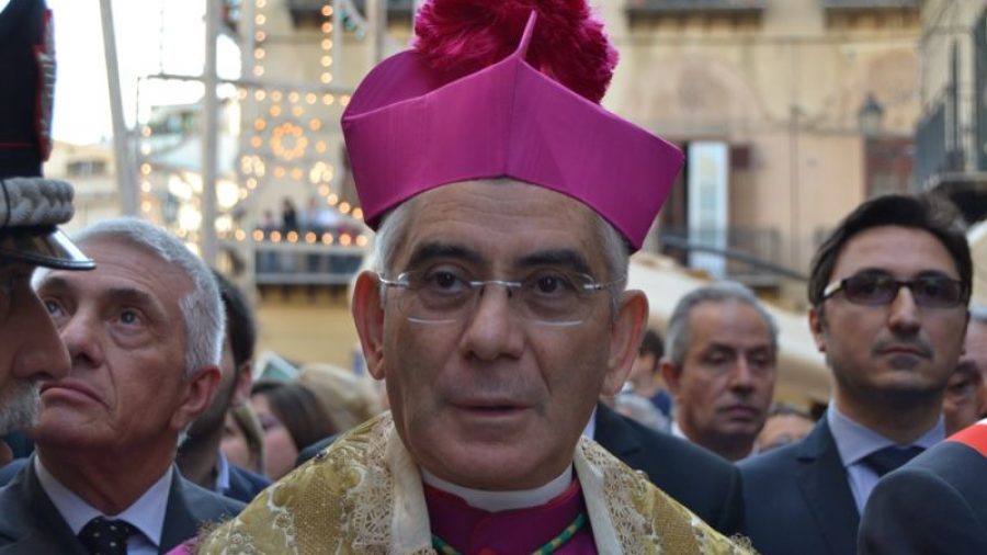 Un episcop din Sicilia le interzice mafiotilor sa mai fie nasi la biserica